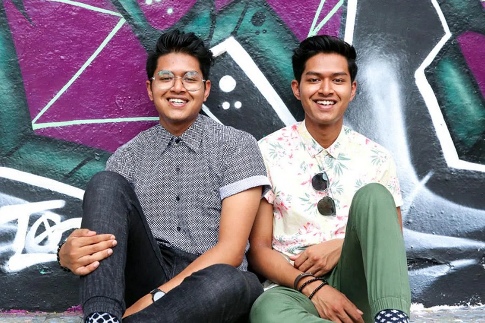 KEMAHIRAN DIHARGAI: Pasangan kembar, Encik Yafiq (kiri) dan Encik Yais Yusman, tidak menduga ketelitian dan daya kreatif mereka dalam merakam foto seni bina bangunan atau struktur seperti tangga bagi laman Instagram menarik perhatian ramai sehingga pernah ditaja ke luar negara bagi memasarkan sesuatu jenama. - Foto ihsan YAFIQ DAN YAIS YUSMAN