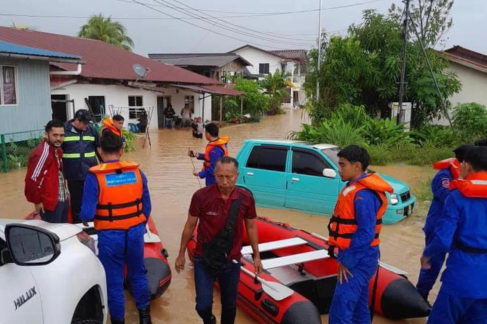 Anggota Angkatan Pertahanan Awam Malaysia giat menggerakkan kerja bantuan memindahkan mangsa yang terjejas banjir di daerah Putatan, Sabah, pada 2 Julai.