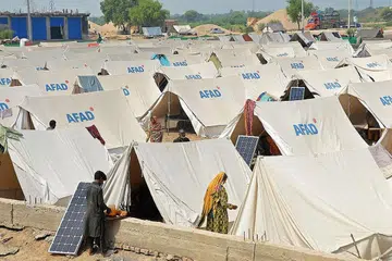 PERLINDUNGAN SEMENTARA: Mangsa banjir ditempatkan di kem sementara di Dera Allah Yar di daerah Jaffarabad di wilayah Balochistan, Pakistan. - Foto-Foto AFP