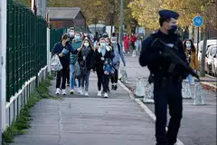 TINGKAT KAWALAN KESELAMATAN: Seorang anggota polis Perancis berdiri dekat pintu masuk sekolah menengah Le Bois d'Aulne di Conflans-Sainte-Honorine, yang terletak kira-kira 30km di barat laut Paris, pada 3 November lalu. - Foto AFP