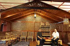 BAK DI KAMPUNG: Inilah serambi indah yang dihiasi dan dipasang sendiri dua usahawan Encik Mohamed Redhza (kiri) dan Encik Farid Khan bagi restoran PermaiSeri yang terletak di Ridout Tea Garden dekat Queensway. - Foto SHAHIDA SARHID