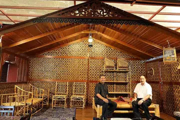 BAK DI KAMPUNG: Inilah serambi indah yang dihiasi dan dipasang sendiri dua usahawan Encik Mohamed Redhza (kiri) dan Encik Farid Khan bagi restoran PermaiSeri yang terletak di Ridout Tea Garden dekat Queensway. - Foto SHAHIDA SARHID