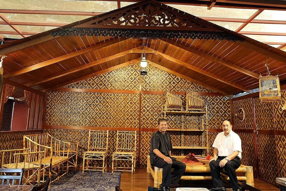 BAK DI KAMPUNG: Inilah serambi indah yang dihiasi dan dipasang sendiri dua usahawan Encik Mohamed Redhza (kiri) dan Encik Farid Khan bagi restoran PermaiSeri yang terletak di Ridout Tea Garden dekat Queensway. - Foto SHAHIDA SARHID