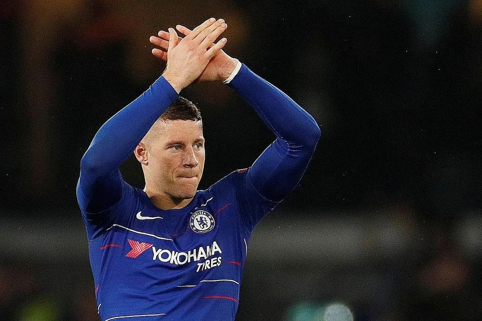 GALAS TANGGUNGJAWAB: Pemain senior seperti Ross Barkley mempunyai peranan penting membimbing pemain muda Chelsea. - Foto REUTERS