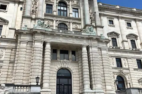 Berkunjung ke Istana Hofburg.