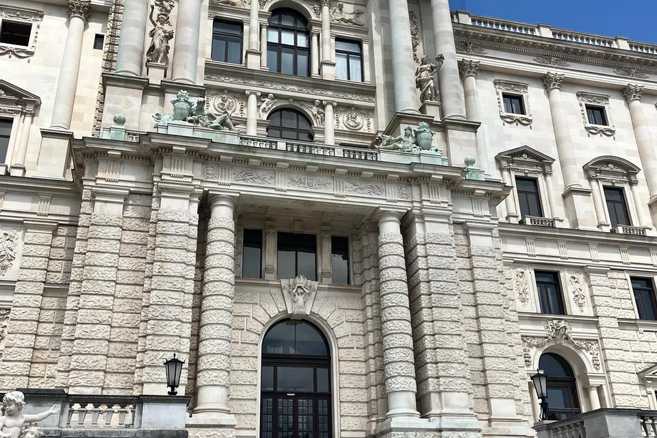 Berkunjung ke Istana Hofburg.