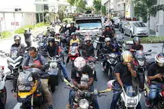MENUNGGANG SAMBIL BERAMAL: Hampir 150 individu daripada pelbagai kumpulan termasuk motosikal, Uber, Grab dan keluarga telah mengagihkan sekitar 330 habuan makanan kepada benefisiari Ramadan Charity Ride, yang dianjurkan Nur Insan, dengan kerjasama Global Halal Hub. - Foto FOCUS POCUS STUDIOS