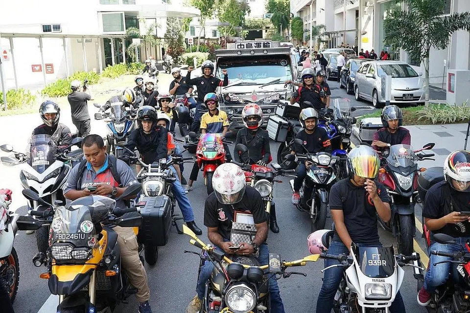 MENUNGGANG SAMBIL BERAMAL: Hampir 150 individu daripada pelbagai kumpulan termasuk motosikal, Uber, Grab dan keluarga telah mengagihkan sekitar 330 habuan makanan kepada benefisiari Ramadan Charity Ride, yang dianjurkan Nur Insan, dengan kerjasama Global Halal Hub. - Foto FOCUS POCUS STUDIOS