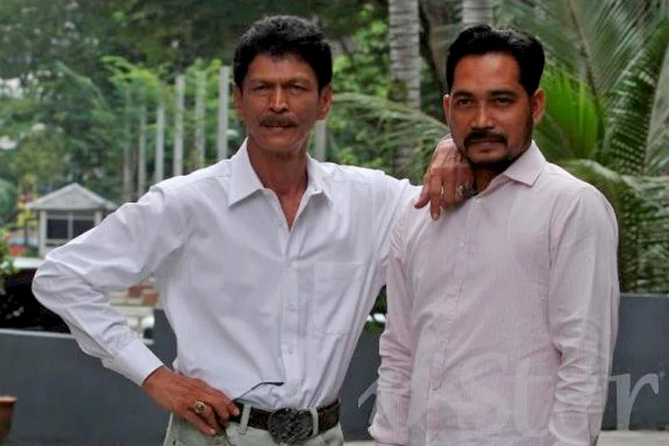 LAKON WATAK BERAT: Eman Manan (kiri) bersama pelakon Sahronizam bakal tampil dalam telefilem adaptasi novel 'Srengenge' pada 6 Mei di saluran TV1. - Foto MSTAR ONLINE