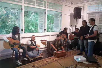 PRATONTON MALAM SASTERA: Sekumpulan anggota dikir barat menunjukkan 'sedutan' persembahan sempena sidang akhbar Pesta Penulis Singapura 2018 yang berlangsung di Rumah Temenggong di Mount Faber pada Selasa lalu. - Foto BM oleh CHAIRUL FAHMY HUSSAINI