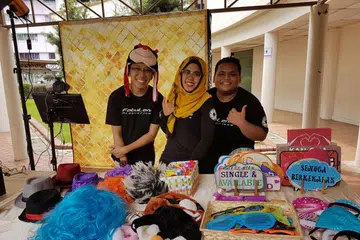 'PONDOK FOTO' MENYERONOKKAN: FabuLens Productions mengerahkan pasukannya, yang terdiri daripada (dari kiri) Encik Ahmad Yani Zulkifly, Cik Nur Razanah Razak dan Encik Muhammad Shakir Tukimin, ke salah satu majlis perkahwinan yang memerlukan tema warna-warni keceriaan. FabuLens Productions turut menaja 'pondok foto' di majlis Amar Baharin dan Amyra Rosli di The Ballroom@East Coast baru-baru ini. - Foto FABULENS PRODUCTIONS