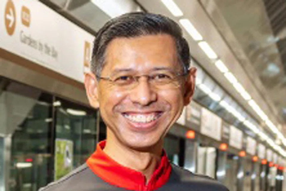 TEMUI PENUMPANG: (Gambar atas) Encik Shahrin Abdol Salam. - Foto BH oleh GAVIN FOO
