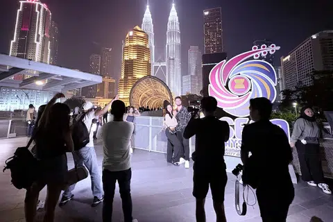 Selain KLCC, Jambatan Saloma yang terletak berhampiran juga menjadi tumpuan jurugambar amatur untuk menawarkan khidmat mengambil gambar dengan caj antara RM5 hingga RM10 setiap keping.