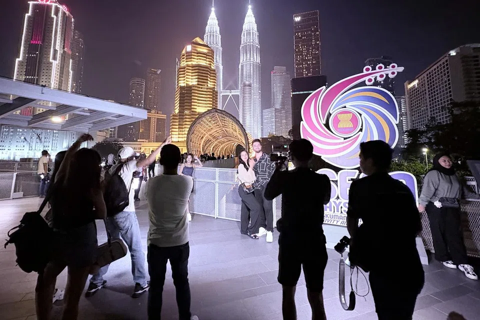 Selain KLCC, Jambatan Saloma yang terletak berhampiran juga menjadi tumpuan jurugambar amatur untuk menawarkan khidmat mengambil gambar dengan caj antara RM5 hingga RM10 setiap keping.