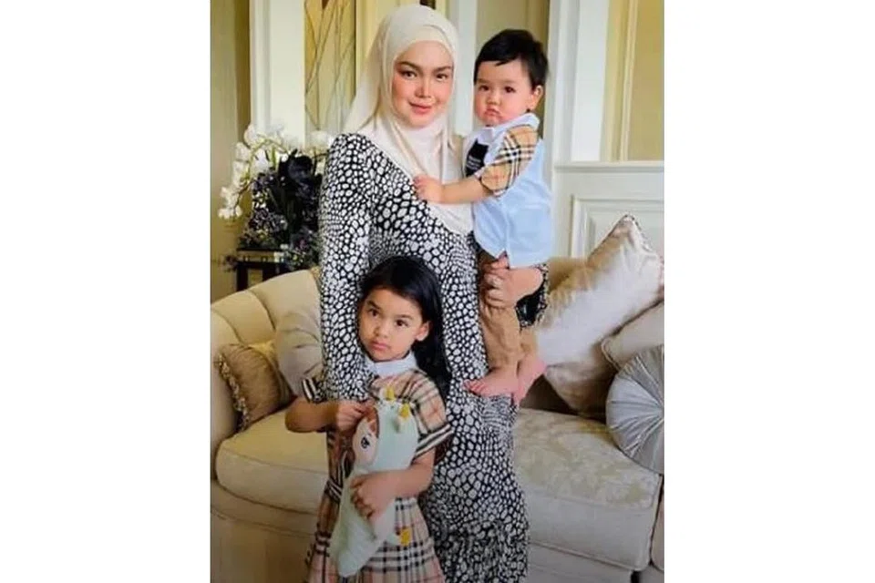 DOA SENTIASA DEIPELIHARA: Datuk Seri Siti Nurhaliza bersama anak tersayang Aafiyah (depan) dan Muhammad Afwa. - Foto INSTAGRAM SITI NURHALIZA