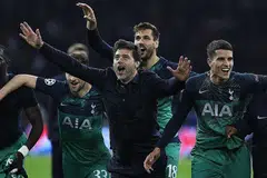 BEGITU GEMBIRA: Pengurus Tottenham, Mauricio Pochettino (tengah) dan pemainnya begitu gembira meraikan kemenangan pasukan itu menewaskan Ajax yang membawa Spurs ke final Liga Juara-Juara. - Foto AFP