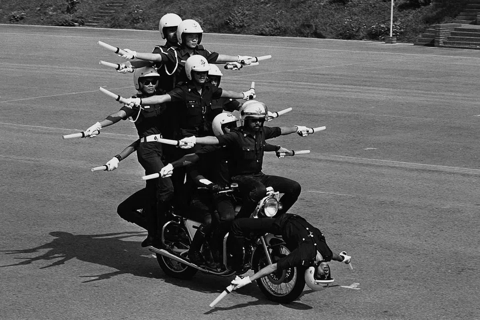 1987: Anggota dari unit provos SAF dan pasukan polis beraksi nekad di atas motosikal dalam persembahan yang dinamakan 'Vitality'.