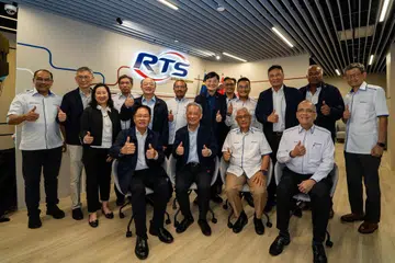 (Duduk, dari kiri) Timbalan Pengerusi Laluan Sistem Transit Laju Johor Bahru-Singapura (RTS Link) Operations dan Ahli Lembaga SMRT, Encik Yap Kim Wah; Pengerusi SMRT, Encik Seah Moon Ming; Pengerusi Prasarana, Encik Jamaludin Ibrahim; dan Pengerusi RTS Operations, Datuk Khairil Anwar Ahmad, di pejabat korporat baru RTS Operations di Johor Bahru pada 5 Februari. Ketua Pegawai Eksekutif (CEO) kumpulan SMRT, Encik Ngien Hoon Ping (diri, enam dari kanan) dan CEO kumpulan Prasarana, Encik Mohd Azharuddin Mat Sah (diri, empat dari kanan) turut hadir.
