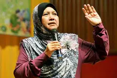 KELUARGA BERWAWASAN: Penceramah dari seberang, Profesor Dr Muhaya Haji Mohamad, menyingkap bagaimana ayahnya mendedahkan beliau dan adik-beradik dengan kelas tuisyen Bahasa Inggeris dan Matematik seawal era 1960-an. - Foto-foto KHALID BABA