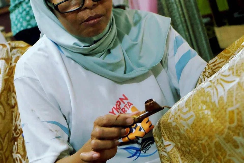 Lilin yang digunakan menentang pewarna dan oleh itu membolehkan pereka mewarna secara selektif dengan merendam kain dalam satu warna, mengeluarkan lilin dengan air mendidih, dan mengulangi jika berbilang warna dikehendaki.