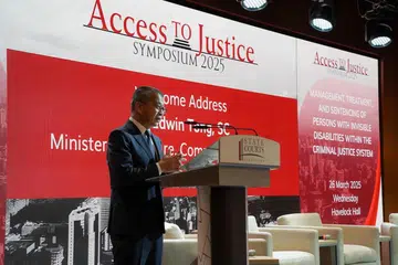 Menteri Kebudayaan, Masyarakat dan Belia merangkap Menteri Kedua Undang-undang, Encik Edwin Tong, berucap di simposium Akses kepada Keadilan (A2J) anjuran Pro Bono SG, di Mahkamah Negara, pada 26 Mac.