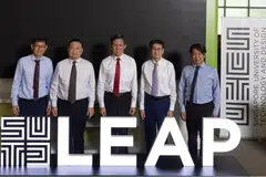 Menteri Pendidikan, Encik Chan Chun Sing (tengah), bersama (dari kiri) Provos SUTD, Professor Phoon Kok Kwang; Pengerusi SUTD, Encik Lee Tzu Yang; Presiden SUTD, Professor Chong Tow Chong; Ketua Tonggak, Seni Bina dan Reka Bentuk Mampan, Professor Tai Lee Siang; di majlis mengumumkan strategi baru universiti itu, ‘SUTD Leap’, yang bertujuan  mendorong ia ke barisan hadapan pendidikan dan penyelidikan Design x Tech.