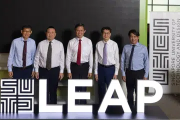 Menteri Pendidikan, Encik Chan Chun Sing (tengah), bersama (dari kiri) Provos SUTD, Professor Phoon Kok Kwang; Pengerusi SUTD, Encik Lee Tzu Yang; Presiden SUTD, Professor Chong Tow Chong; Ketua Tonggak, Seni Bina dan Reka Bentuk Mampan, Professor Tai Lee Siang; di majlis mengumumkan strategi baru universiti itu, ‘SUTD Leap’, yang bertujuan  mendorong ia ke barisan hadapan pendidikan dan penyelidikan Design x Tech.