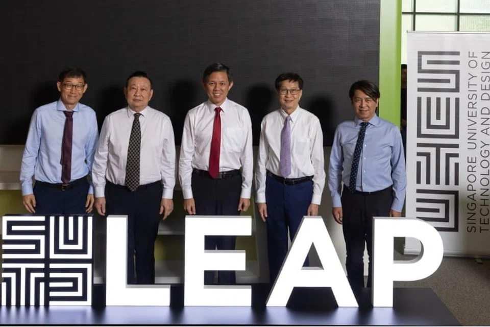 Menteri Pendidikan, Encik Chan Chun Sing (tengah), bersama (dari kiri) Provos SUTD, Professor Phoon Kok Kwang; Pengerusi SUTD, Encik Lee Tzu Yang; Presiden SUTD, Professor Chong Tow Chong; Ketua Tonggak, Seni Bina dan Reka Bentuk Mampan, Professor Tai Lee Siang; di majlis mengumumkan strategi baru universiti itu, ‘SUTD Leap’, yang bertujuan  mendorong ia ke barisan hadapan pendidikan dan penyelidikan Design x Tech.