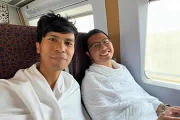 SEDIA JALANKAN IBADAH: Wartawan, Encik Izwandi Azman (kiri) dan Encik Muhaimin Suzaini bergambar sebelum mengerjakan umrah.