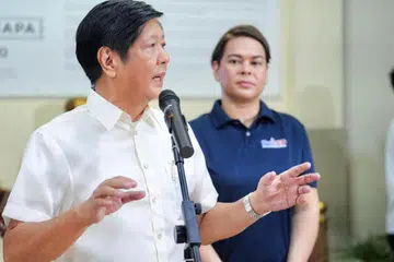 Presiden Filipina Ferdinand Marcos Jr (kiri) dan Naib Presiden Sara Duterte semasa satu acara di Manila  pada Ogos 2023. Encik Marcos Jr kini hadapi tentangan daripada anak lelaki bekas presiden Rodrigo Duterte, yang juga merupakan datuk bandar Davao
