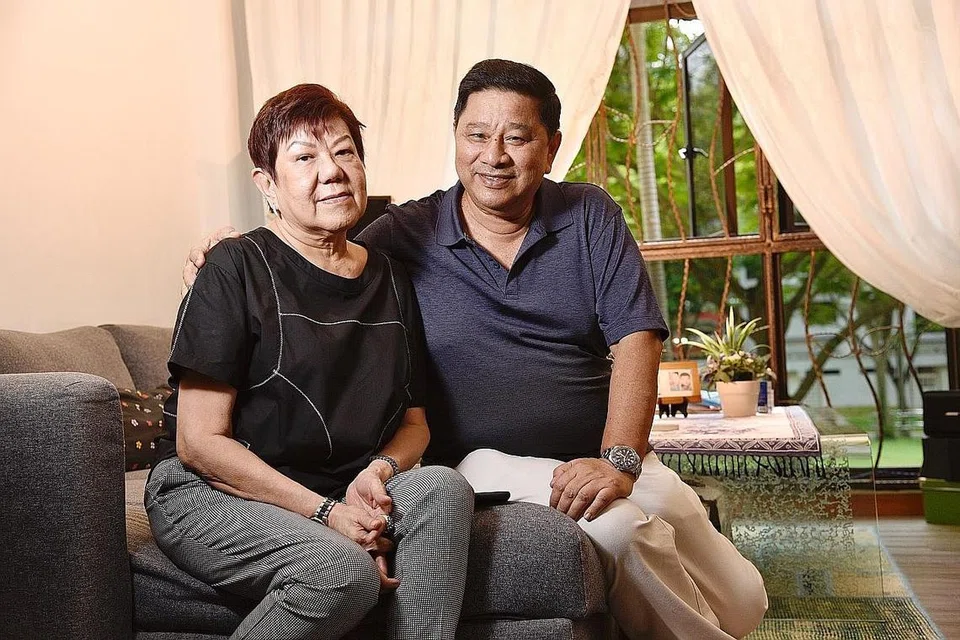 LINDUNG DIRI: Oleh kerana utamakan kesihatan diri dan keselamatan keluarga mereka, Encik Abdul Majid Moulabas dan isteri, Cik Jamaliah Mahbob, telah mengambil keputusan mendapatkan vaksin dan yakin dengan usaha nasional dalam menangani pandemik. - Foto BH oleh DESMOND WEE