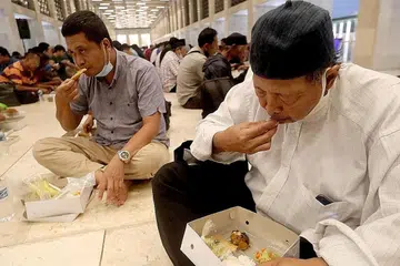 KONGSI REZEKI: Antara amalan yang amat dianjurkan dalam Ramadan adalah menjamu mereka yang berpuasa semasa berbuka. - Foto EPA-EFE