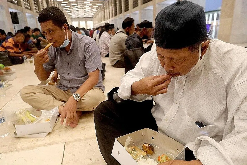KONGSI REZEKI: Antara amalan yang amat dianjurkan dalam Ramadan adalah menjamu mereka yang berpuasa semasa berbuka. - Foto EPA-EFE