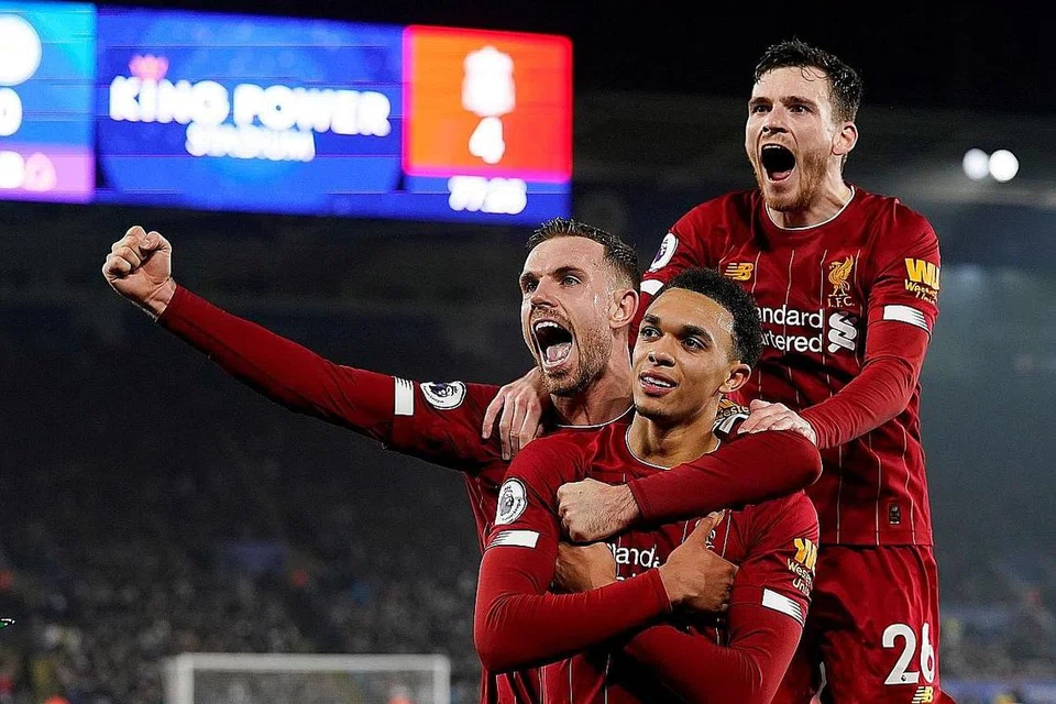 ANTARA KEKUATAN PASUKAN: Bintang muda yang kian menyerlah, Trent Alexander-Arnold (depan), meraikan golnya bersama Jordan Henderson (kiri) dan Andrew Robertson semasa kemenangan hebat 4-0 ke atas Leicester baru-baru ini. - Foto REUTERS