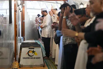 Anak Allahyarham Alla’udin Mohamed (atas), Shaikh Mohammed Bisrulhaffi Alla’udin, mengimamkan solat jenazah bapanya di Masjid Khalid selepas zuhur pada 14 November. 