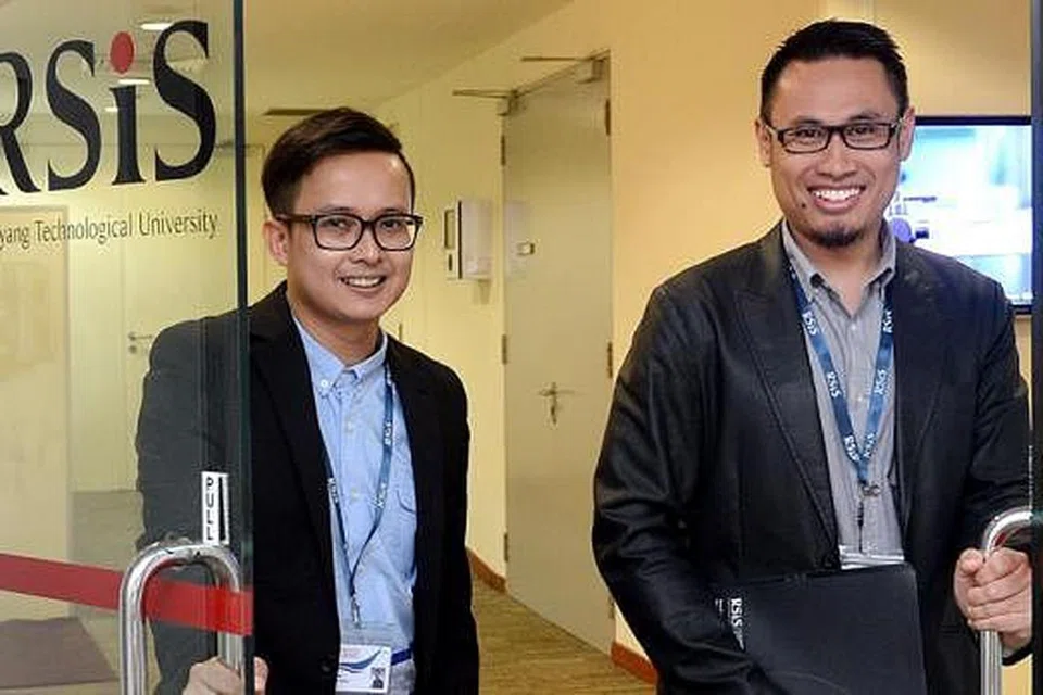 PERLUKAN KUMPULAN ULAMA DAN ASATIZAH BAGI MENJERNIH PERSEPSI: Kedua-dua zamil penyelidik bersekutu, Pusat Antarabangsa Bagi Penyelidikan Keganasan Politik dan Terorisme (ICPVTR), Sekolah Pengajian Antarabangsa S. Rajaratnam (RSIS), Universiti Teknologi Nanyang (NTU), Ustaz Remy Mahzam (kiri) dan Ustaz Muhammad Saiful Alam Shah Sudiman menyaran agar ditubuh kumpulan kecil ulama dan asatizah yang mahir dalam teknologi media sosial dan amat aktif di dalam talian agar disatukan sebagai sumber rujukan yang dipercayai bagi memberi fokus khas dalam membantu masyarakat menangani pengaruh ISIS. - Foto TAUFIK A. KADER