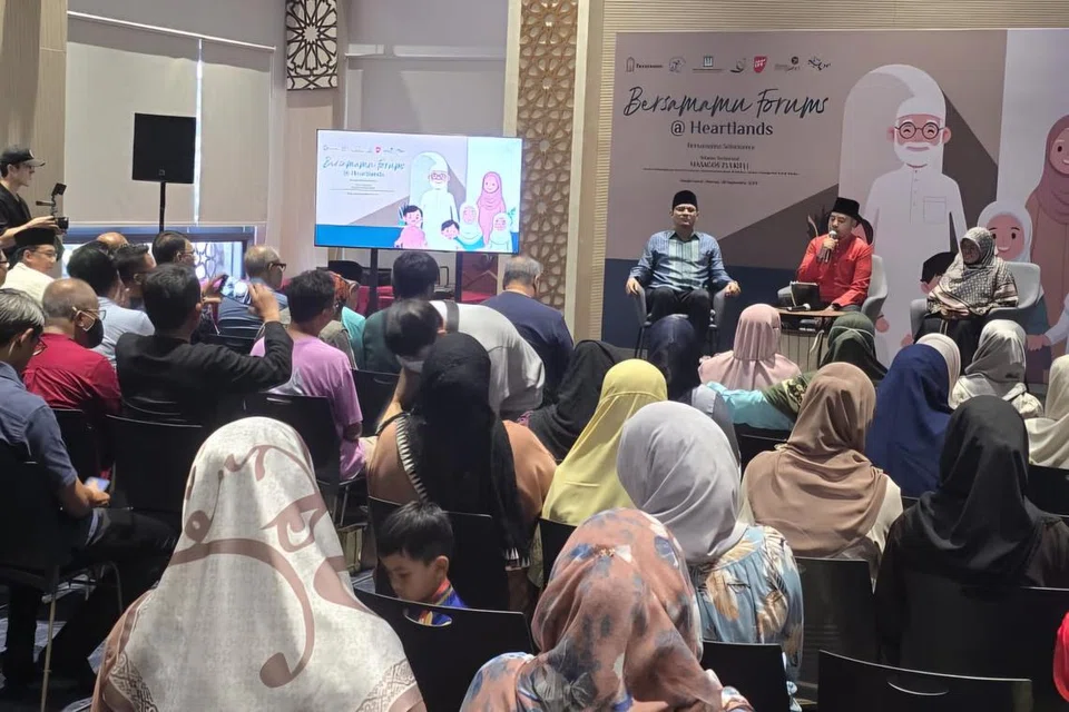 Anggota panel bagi forum bertajuk, ‘Bersamamu Selamanya’, menampilkan Naib Kadi, Ustaz Muhamad Nuzhan Abdul Halim (kiri) dan Naib Presiden Kehormat Persatuan Ulama dan Guru-Guru Agama Islam Singapura (Pergas), Ustazah Kalthom Muhammad Isa, yang berkongsi ilmu dan memberi nasihat bagi mengekalkan rumah tangga. Moderator bagi forum pada 28 September di Masjid Darul Ghufran itu ialah Naib Kadi dan Imam Eksekutif Masjid Al-Iman, Ustaz Khairil Amri Abdul Hamid (tengah).