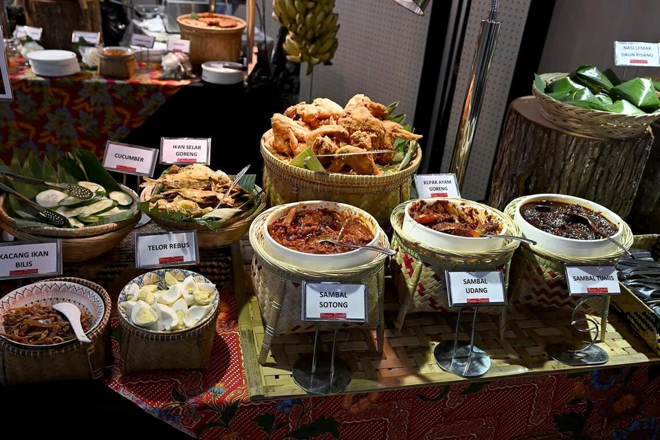 Antara hidangan yang ditawarkan termasuk nasi lemak ‘ala 50 sen’ yang dibungkus dengan daun pisang, dengan pilihan lauk sampingan seperti kepak ayam, sambal sotong, sambal udang dan ikan yang mengimbau suasana serta cita rasa tradisional.