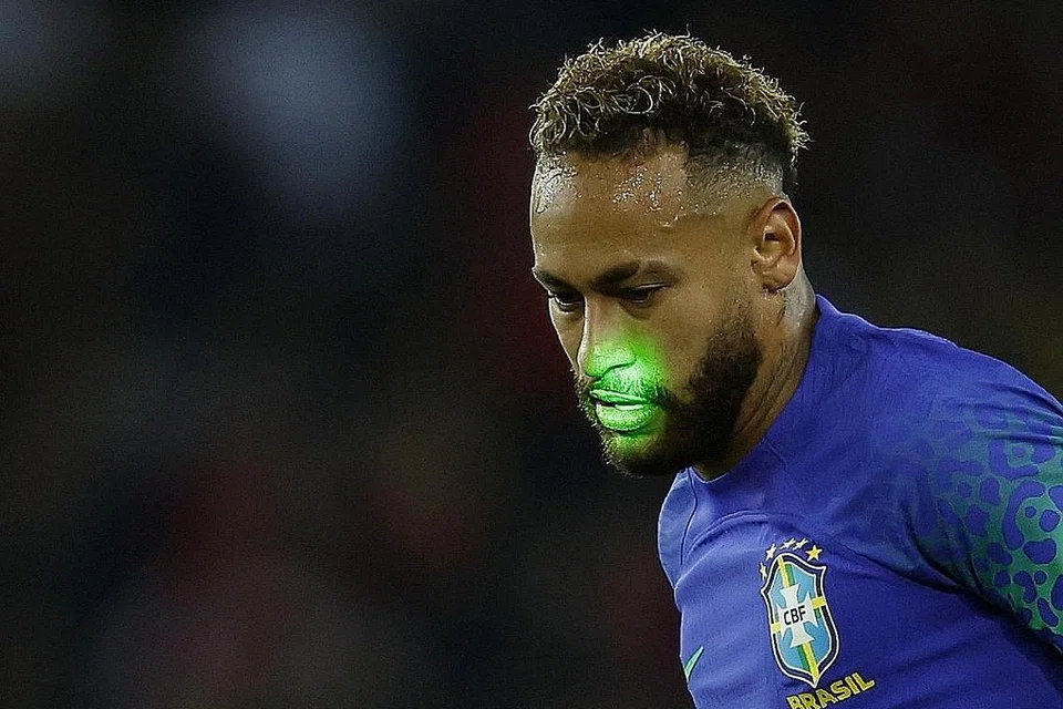 DUA PENJARING GOL JADI SASARAN PERKAUMAN: Richarlison, dibaling pisang dan Neymar (atas) diganggu dengan pancaran laser semasa Brazil menentang Tunisia dalam perlawanan persahabatan di Paris. Brazil menewaskan Tunisia 5-1. - Foto REUTERS/AFP