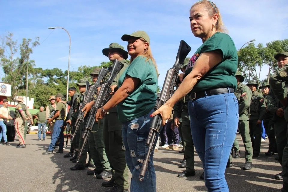 Anggota Angkatan Tentera dan rekrut baru menyertai latihan ketenteraan di San Cristobal, negeri Tachira, Venezuela pada 13 September 2025. Presiden Venezuela, Nicolas Maduro, menyeru para tentera simpanan, anggota militia dan golongan belia yang mendaftar dalam tentera agar menjalani latihan dan belajar ‘cara menembak’ untuk mempertahankan negara daripada apa yang dianggapnya sebagai ancaman dari Amerika Syarikat.