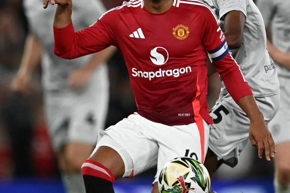 Vimal Yoganathan (kanan) beraksi bagi mendapatkan bola dengan pemain Manchester United, Casemiro (kiri) pada 18 September dalam Piala Liga England. United membelasah Barnsley 7-0 dalam perlawanan tersebut.