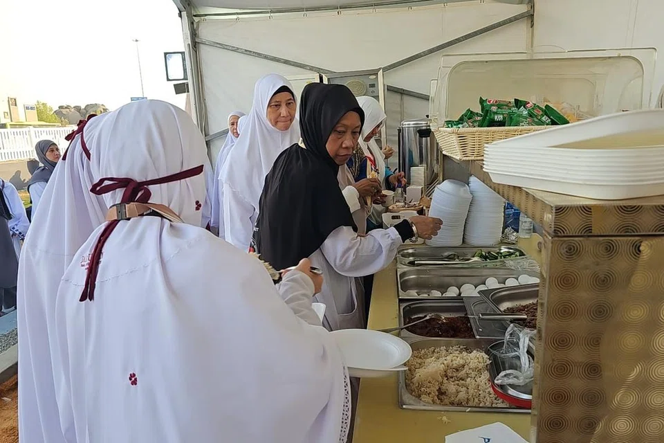 Jemaah kendalian Jalaluddin Travel & Services kelihatan menjamu selera di kawasan khemah di Arafah pada awal hari 15 Jun sebelum berwuquf.