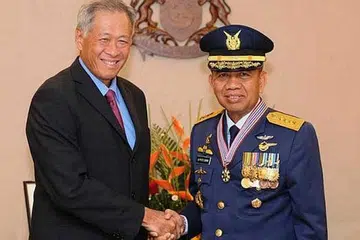 ANUGERAH BERPRESTIJ: Dr Ng (kiri) mengucapkan tahniah kepada ACM Putu kerana menerima Pingat Jasa Gemilang (Tentera). - Foto MINDEF
