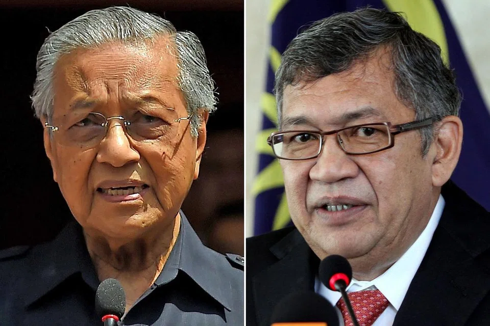 JELASKAN PERTEMUAN: Dr Mahathir (kiri) menjelaskan pertemuan dengan bekas Peguam Negara, Tan Sri Gani Patail (kanan) adalah untuk mengetahui berhubung pemberhentian dan keputusan penyiasatan Tan Sri Gani Patail. - Foto AFP, fail