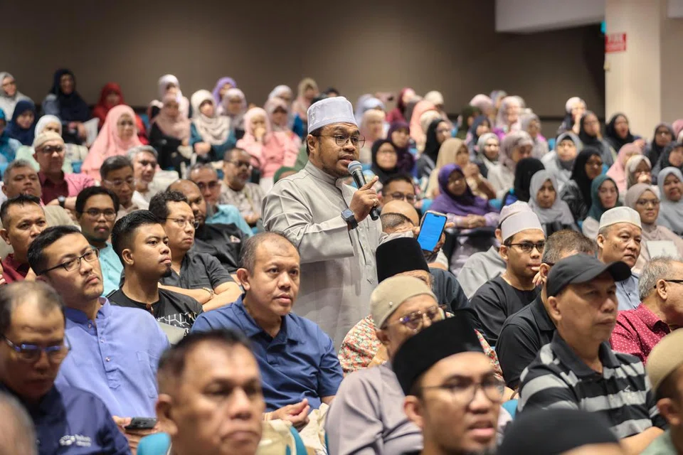 Forum yang dikendalikan dalam bahasa Melayu itu dihadiri lebih 300 peserta.