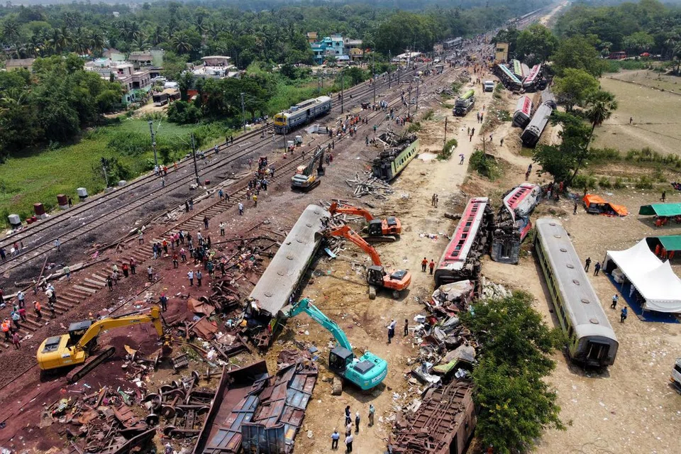 MISI MENYELAMAT: Jengkaut digunakan untuk mula membersihkan serpihan gerabak kereta api yang tergelincir dari landasan di daerah Balasore, di negeri Orissa, timur India, pada Sabtu, 3 Jun 2023.