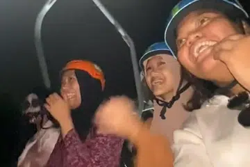 SERONOK: (Dari kiri) Cik Sarah Abdullah, Cik Julia Salihin dan Cik Qurratu Ain Yusman ‘berkongsi’ tempat duduk dengan watak ‘kak pon’ semasa menaiki kerusi layang di Sentosa.