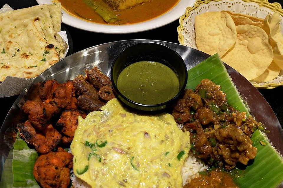 ALA NASI AMBENG: Hidangan kombo di restoran The Singapore Curry by Velu's yang memiliki sijil halal ini menawarkan bahan-bahan gabungan masakan utara dan selatan India. - Foto-foto SHAKIR SAIFUDDIN 