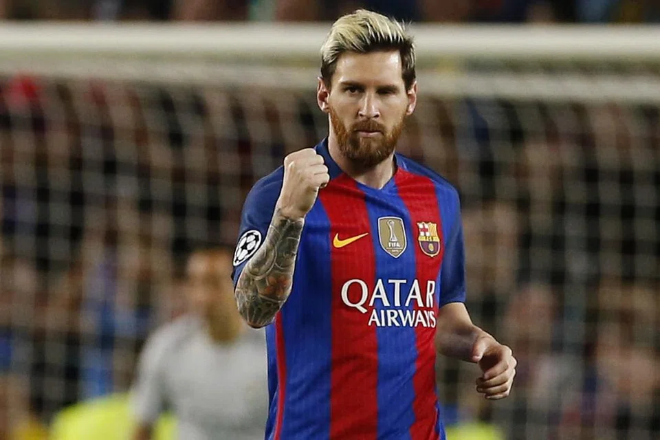 MEREBUT GELARAN PEMAIN TERBAIK DUNIA: Lionel Messi (atas), Neymar, dua tunggak Leicester City, Jamie Vardy dan Riyad Mahrez, Luis Suarez dan Cristiano Ronaldo dalam senarai pendek seramai 30 pemain bagi merebut Anugerah Pemain Terbaik Dunia Ballon d'Or yang akan diumumkan Januari ini. - Foto AFP