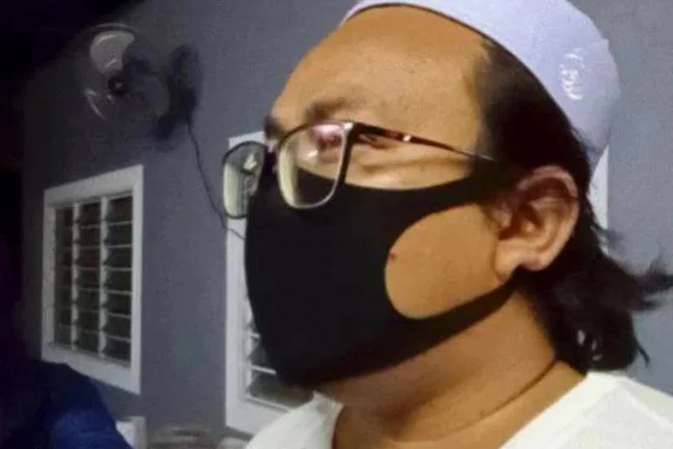 Pekebun dikenali sebagai Am, 35, mendakwa keropok yang digaul racun tikus diikat adiknya yang juga pekebun pada ketinggian 1.2 meter dan mustahil mampu dicapai budak kecil. Adiknya sudah menyerah diri kepada polis untuk membantu siasatan.